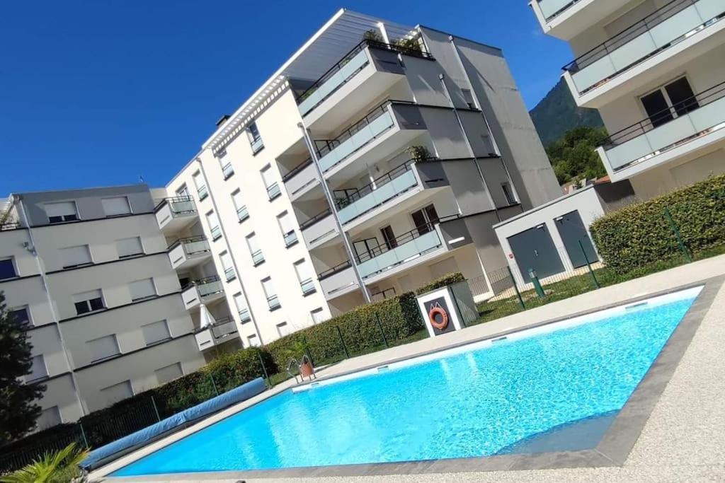 Superbe Appartement En Residence Avec Piscine. アルベールヴィル エクステリア 写真